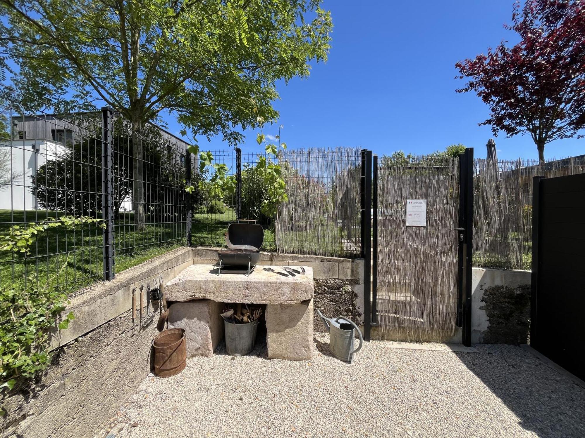 Chouzelot Appart-Hotel N 4 Calme Avec Terrasse, Wi-Fi Haut Debit, Petit-Dejeuner, Room-Service Et Parking Prive מראה חיצוני תמונה
